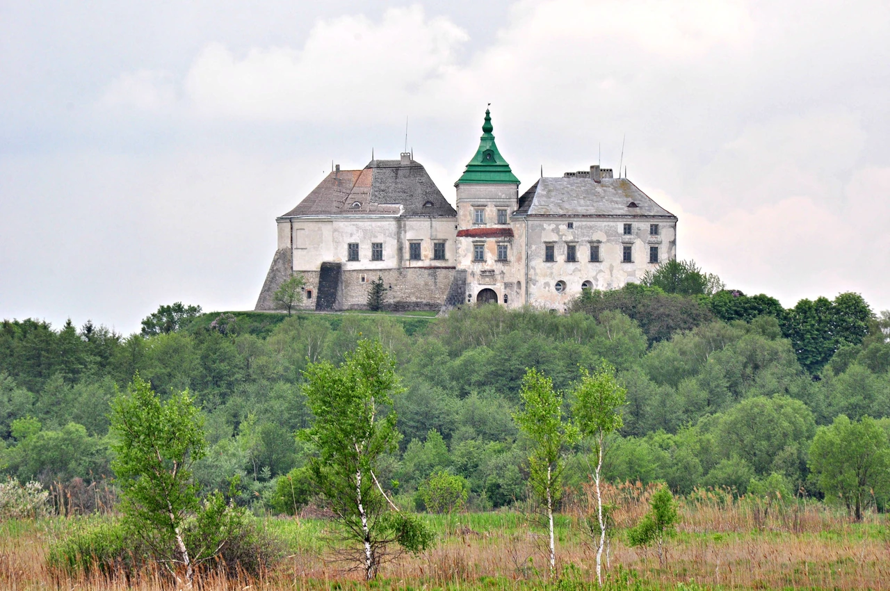 Олеський замок: королівська колиска серед боліт