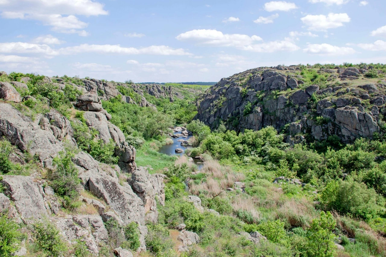 Річка Південний Буг: каньйони граніту й козацький слід